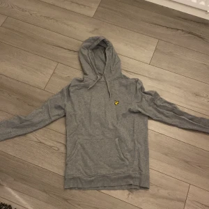 lyle & scott hoodie - ett litet hål i luvan men inget man tänker på, men kan nog sys ihop, skriv för fler bilder