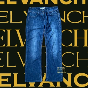 Vintage Levis  - Längd: 93 cm Midja: 37 cm Benöppning: 21 cm  (Mätt på byxan när den ligger ner) Cond: vintage  Snabb deal = bättte pris  Perfekt för sommaren