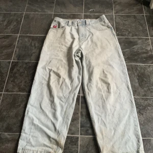 Ljusa Big boys strl M - Säljer dessa då de inte kommer till användning, lite skitiga men gör bort i tvätt och lite slitna nere vid foten vilket förklarar det billiga priset