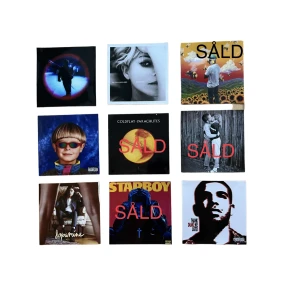 Coola albumposters! - Albumbilder & i extremt bra skick/upplösning: Håkan Hellström, Coldplay, the weeknd etc. Storlek: 12,8cm • 12,8cm🤩skriv vid frågor!Styckpris 10kr + 17kr frakt! Se andra annonser m fler album ! En extra gratis poster ingår🤩