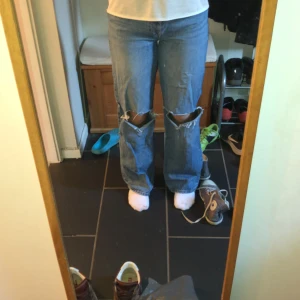 Jeans - Ett par högmidjade, blåa jeans med hål på knäna. Riktigt snygga jeans i fint material från lager 157🫶