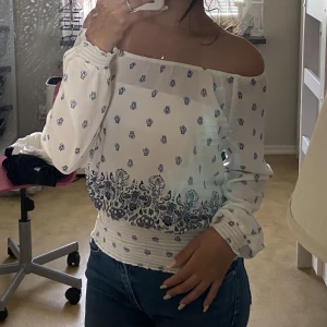 Söt blus  - Blus är som ny och i perfekt skick 