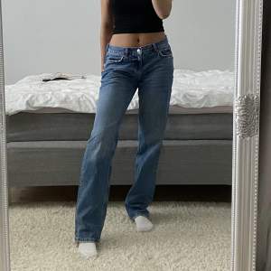 Säljer min fina low waist jeans då de är för stora. Köptes i vintras men kom inte till användning så de är som nya.