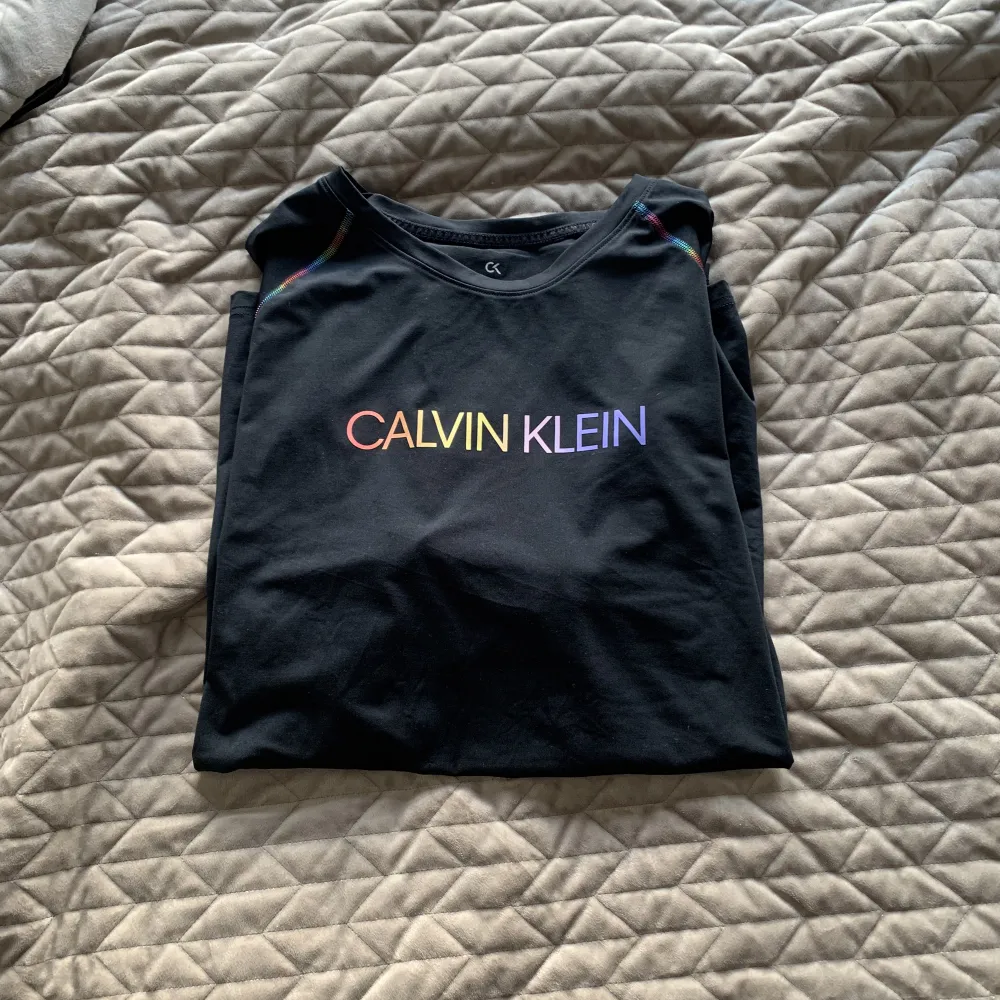 T-shirt från Calvin Klein, använd 1 gång. Använd inte köp nu🍸. T-shirts.