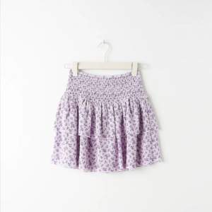 Säljer denna fina lila kjolen från Gina tricot!! 💓💓stretchig så passar de flesta storlekar skulle jag tro, hör av dig vid frågor eller funderingar!