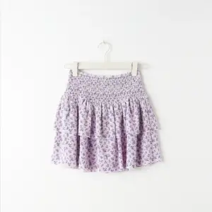 Säljer denna fina lila kjolen från Gina tricot!! 💓💓stretchig så passar de flesta storlekar skulle jag tro, hör av dig vid frågor eller funderingar!