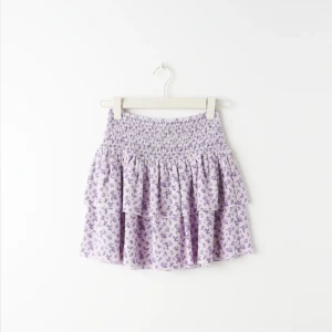 Lila kjol  - Säljer denna fina lila kjolen från Gina tricot!! 💓💓stretchig så passar de flesta storlekar skulle jag tro, hör av dig vid frågor eller funderingar!