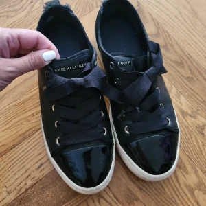 Skor Tommy Hilfiger - Fina TH skor