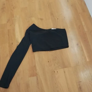 Svart tröja  - Svart tröja men en arm den är jätte fin men väldigt stor