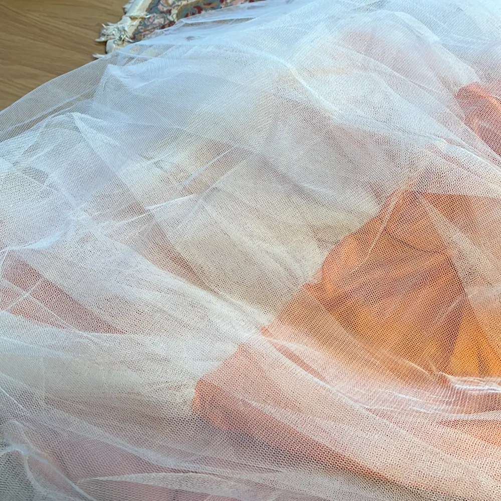 Orange balklänning som har en korsettliknande överdel. Har även en extra sjal som är cirka 2 m i längd och 50 cm i bredd. Finns extra tyg undertill som gör den  puffig men det är enkelt att ta bort ifall man önskar. Skriv vid behov av fler bilder☺️. Klänningar.