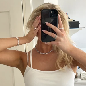 Blåvitt pärlhalsband 🌊🐚 - Superfint sommarhalsband, perfekt till stranden. Handgjort och förslutning bak i silverfärg med lås och tre ringöglor för justering. 🐚🌊