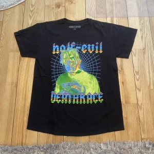 Juice wrld t-shirt Merch  - Juice wrld t-shirt Merch  Juice wrld half evil deathrace tee i strl M. Fint skick, sparsamt använd. Köp på 999club (Hans Merch sida).