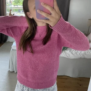 Rosa stickad tröja  - Jättefin rosa stickad tröja från vero Moda!! Passar perfekt nu till våren. Köparen står för frakten annars kan jag mötas upp i Stockholm. Första bilden är lånad 