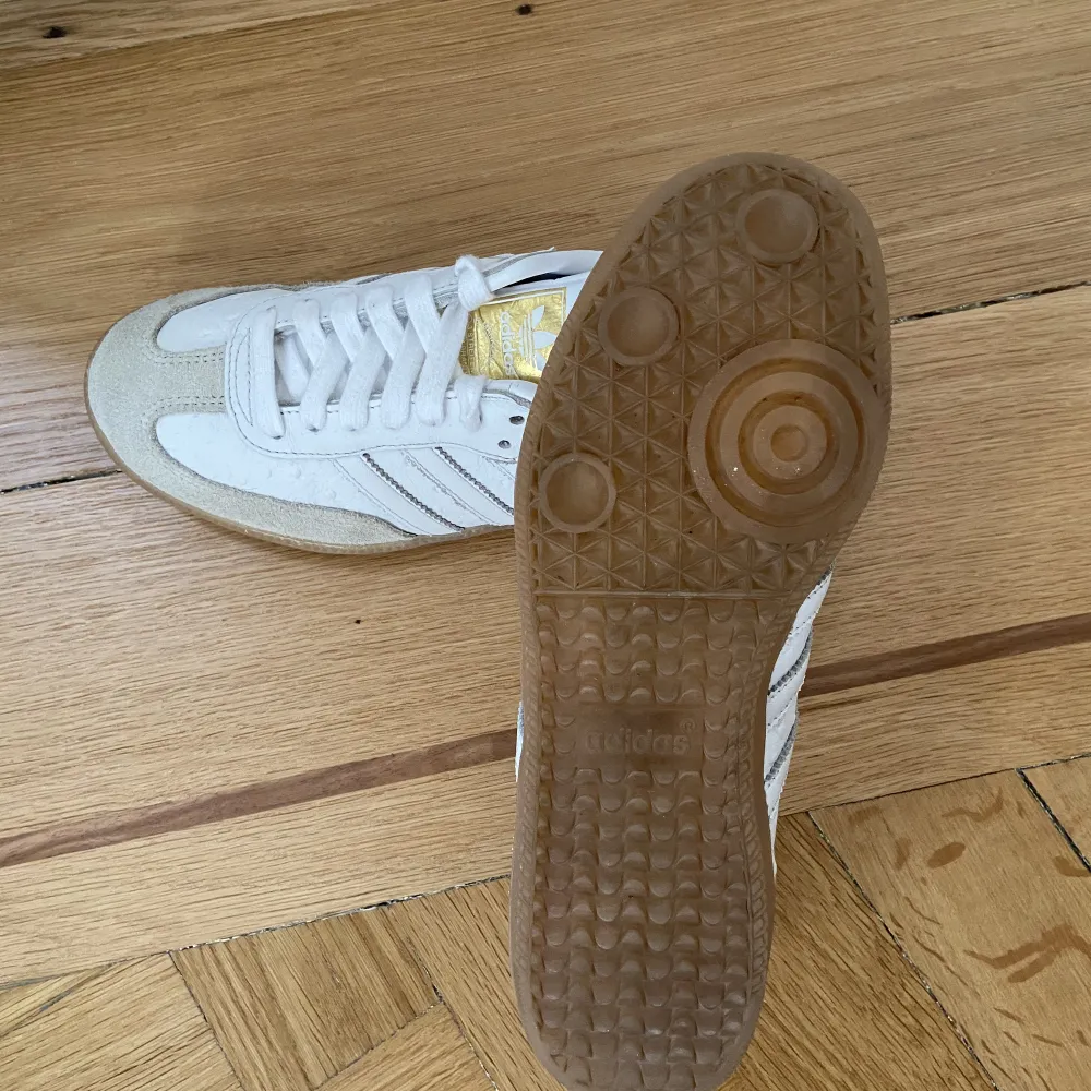 Säljer ett par Adidas Samba Ostrich i storlek 37 1/3 i mycket bra skick. Skorna är sällsynta och svåra att få tag i.. Skor.