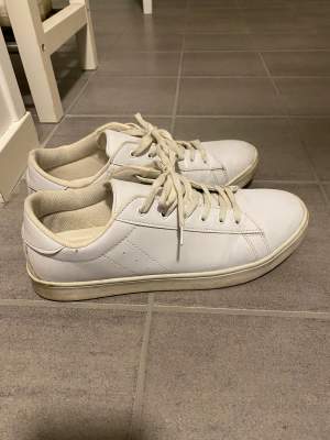 Vita sneakers från Nelly, använda fåtal gånger, tvättas innan frakt, passar mig som har 40/41