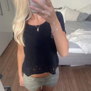 Svart topp - Säljer denna svarta sommartopp. Direktpris: 150 Har du någon fråga är det bara att höra av dig🫶🏻