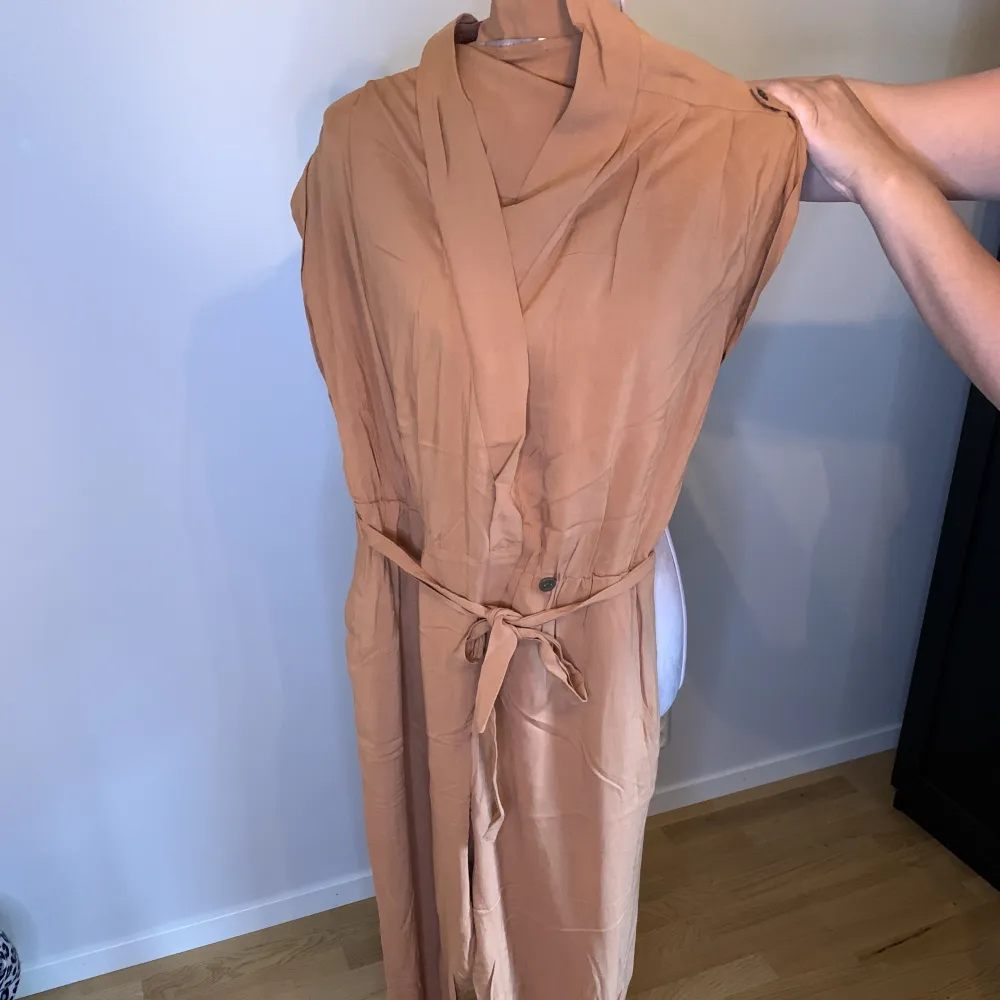 Säljer en helt oanvänd brun/beige jumpsuit från TRULY by Part Two i storlek 36.🧸🪐. Tröjor & Koftor.