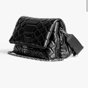 Väska  - Säljer denna väska från Zadig & Voltaire. Den är i bra skick och kommer med både en kedja och ett längre svart band. Nypris  är 5000 och säljer den för 1500, första bilden är lånad. 