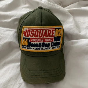 Dsquared2 Keps - Säljer en Dsquared2 keps ”Canadian Twins”  Kepsen är i använt skick, smått sol blekt men annars inga fel. 7/10 Pris 500kr priset går att diskutera!