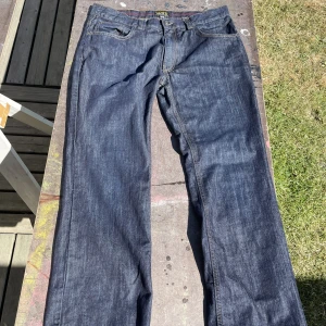 Redwood jeans - Ett par svinfräschs mörkblåa lågmidjade RDWD byxor i strl 36/30, midjemått 78. Det är en straight/bootcut passform, inga fläckar eller slitage! Säljer pga liten i strl.  Skicka iväg ett meddelande ifall du har frågor om passform eller vill ha fler bilder!
