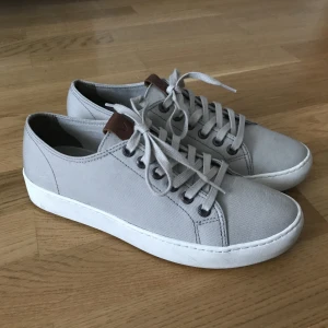 Vagabond skor - Snygga beige/grå tygskor från Vagabond, sparsamt använda så i gott skick!