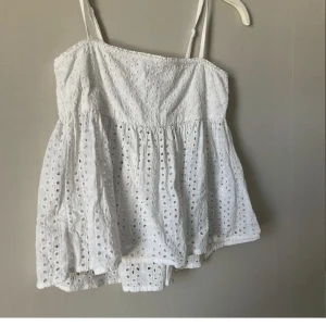 Söt topp från bikbok - Somrig topp från bikbok😇 Nyskick, använd 1-2 gånger. Passar S också!💞