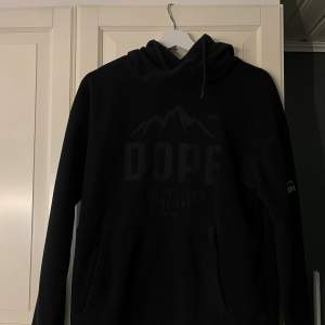 Hej! Ska nu sälja min fina fleece hoodie ifrån dope då den ej kommer till användning nu under sommaren! Den är i fint skick och endast använd några få gånger