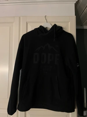 Dope Fleece Hoodie - Hej! Ska nu sälja min fina fleece hoodie ifrån dope då den ej kommer till användning nu under sommaren! Den är i fint skick och endast använd några få gånger