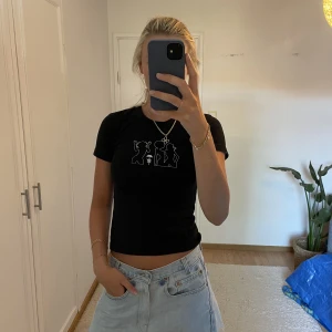Babytee  - Babytee med tryck. Köpt secondhand jag brukar ha xs/s. Fint skick