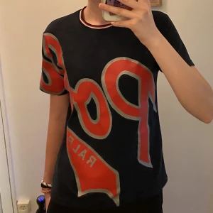 T shirt  - Jättesöt tröja, köpt second hand så vet ej om den är äkta. I nyskick