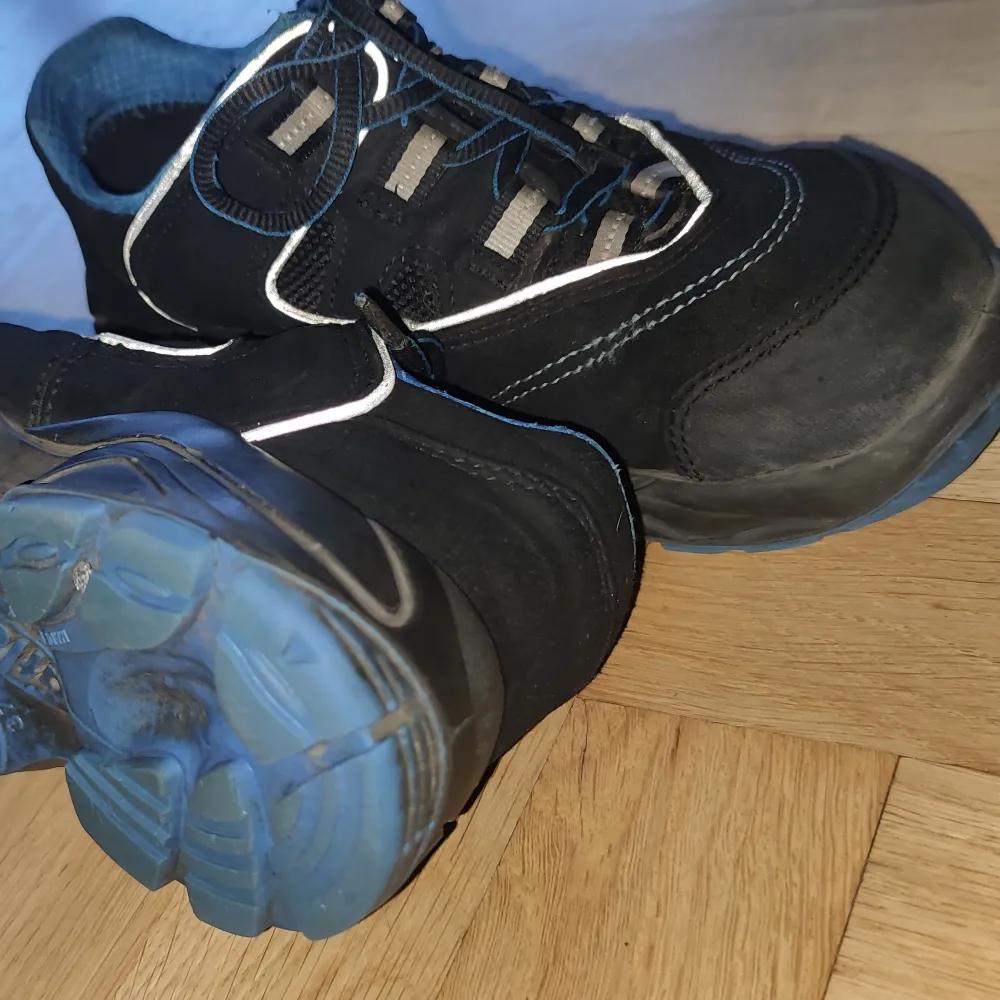Sttålhätta skor i storlek 37 Bekväma att gå i, men har skrubbat dom med såpa så kan lukta lite av det . Skor.