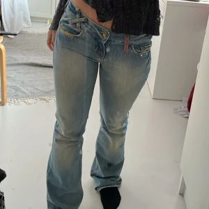 Lågmidjade jeans  - Intressekoll på dessa skitsnygga lågmidjade jeansen med Cilla detaljer! Endast använda en gång. Midjemått 40 cm rakt över. 