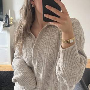 Beige stickad tröja från H&M. Använd ca 5 gånger ❤️‍🔥