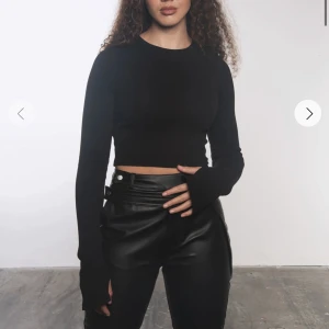 Svart ribbad från Adsgn - Svart ribbad långärmad från adsgn! Jättefint skick!