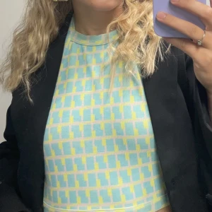 Sommartopp från Zara - Mönstrad sommartopp från Zara!💚 Knyte  nacken och ryggen, croppad modell. Passar fint under en blazer eller till ett par jeans. Använd ett fåtal gånger och är därför i mycket bra skick.