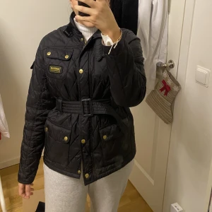 Jacka - Säljer denna Barbour jackan från kidsbrandstore, den är i storlek XXL för barn och passar mig som har S i kläder🫶🏼 