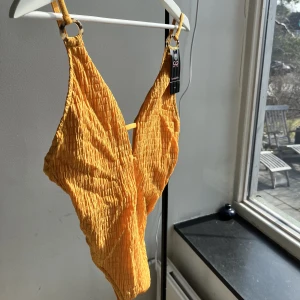Baddräkt  - Otroligt fin baddräkt från Hunkemöller som söker nytt hem. Endast testad! Storlek 38 men passar även mig som är 36. 