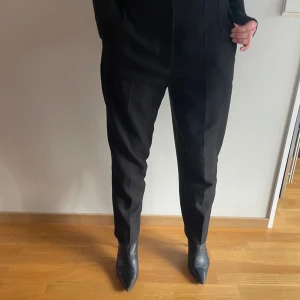 Kostymbyxor  - Högmidjade kostymbyxor (passar perfekt med stövletter!!)