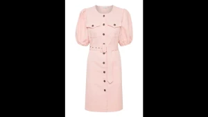 Gestuz Pink Denim Dress - Rosa klämning i denim från Gestuz, med tillhörande bälte💗 klänningen går strax ovanför knäna på mig om är 175cm. Klänningen har fickor! Bild 2 är min bild💗 i fint skick!