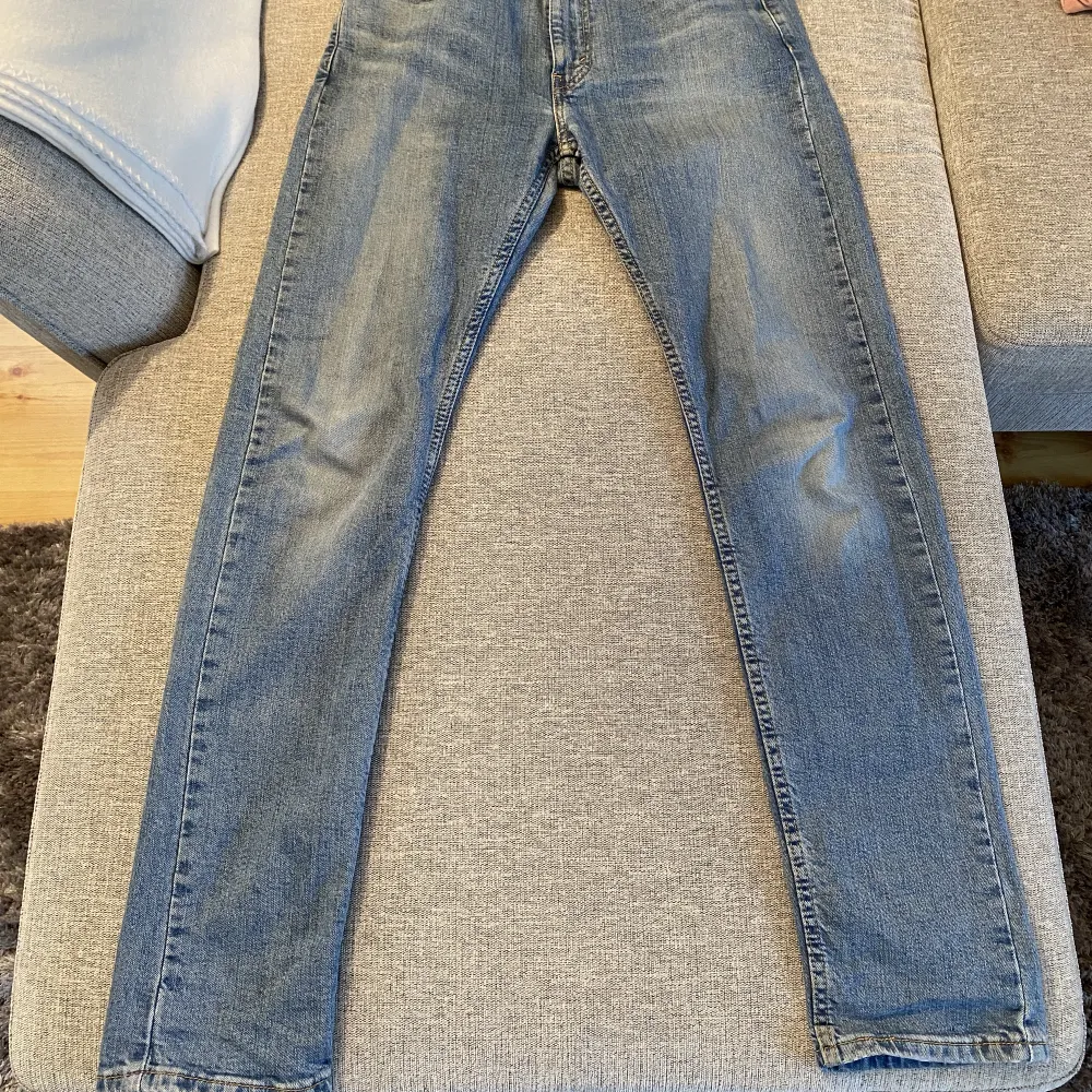 Levi's-jeans i fint skick. Inte använt dem mycket då jag växte ur dem snabbt.. Jeans & Byxor.