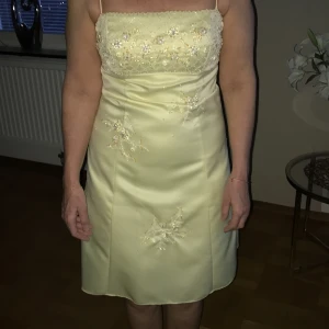 Festklänning - Säljer nu min fina ljusgula festklänning. Den har använts endast en gång. Den är i mycket fint skick.