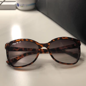 Solglasögon  - Säljer dessa solglasögon pris kan ändras❤️