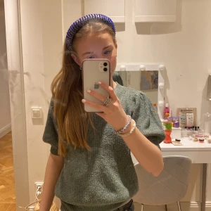 Vero Moda tröja - Väldigt fin vero Moda tröja.använd 3 gånger.jätte fint skick.fin och trändig.sitter väldig bra.nypris 200-400 tror jag att den kostade 