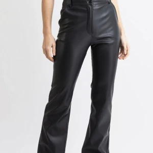 Skinnbyxor - Skinnbyxor från madlady som jag älskar. Köpta för 650kr men har en liten defekt på rumpan därav priset Köp direkt för 300! 