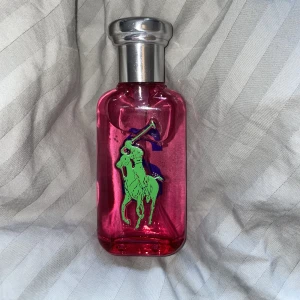 Ralph lauren parfym  - Säljer denna parfym då den aldrig kommit till användning. Bara test doftat den och kartongen är borta. Den är inprincip helt full. 