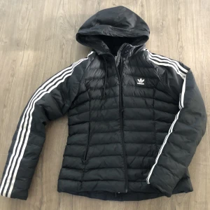 Adidasjacka - En fin och hel adidasjacka i storlek medium/38. Passformen är figurnära, 2 dolda fickor finns. Kan mötas upp i närheten av Katrineholm annars står köparen för frakt. Jackan sälj nytvättad.