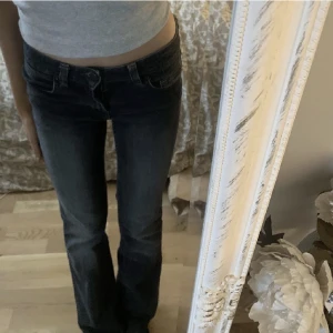 Lågmidjade jeans - Lågmidjade jeans. Storlek xs. Inga defekter. Lånade bilder från den förra ägaren. Säljer vidare eftersom att de inte passade mig.