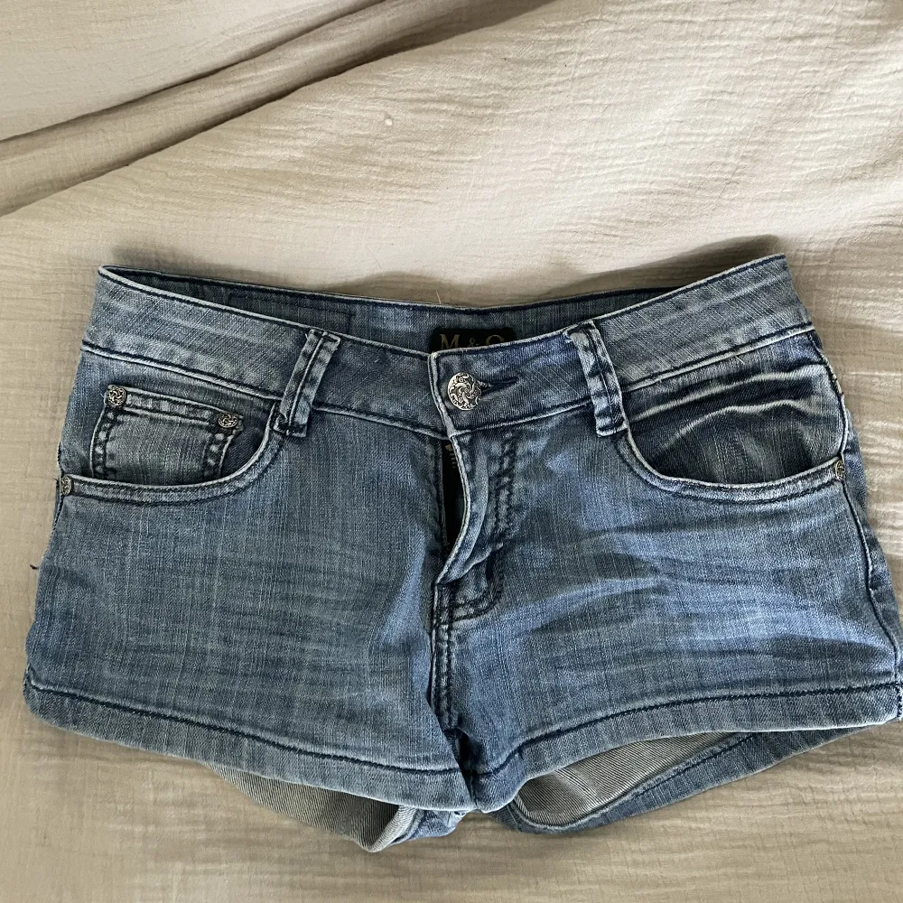 Endast Swish, kan prutas   Vintage shorts från M&Q jeans. Köpta här på Plick men säljer pågrund av att de är försmå. Skulle säga att de är xs/s står ingen storlek. Skriv gärna om ni vill ha midjemått osv💕. Shorts.