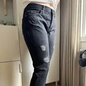 Svarta mid waist jeans med slitningar från Calvin Klein.  Storlek: L32/W32  Använd några gånger.