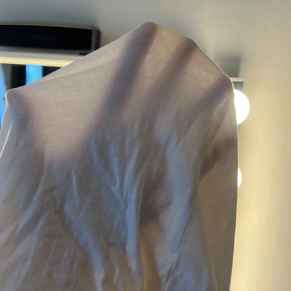 Snygg långärmad tröja som har tumhål och är ganska genomskinlig. Skit snygg verkligen! Säljer då den aldrig kommer till användning💕💕. Toppar.